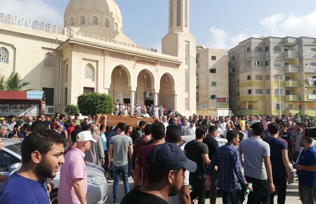   شاهد|| الآلاف من أهالى مدينة العريش يشيعون جثمان طالبة الصيدلة «شهد»