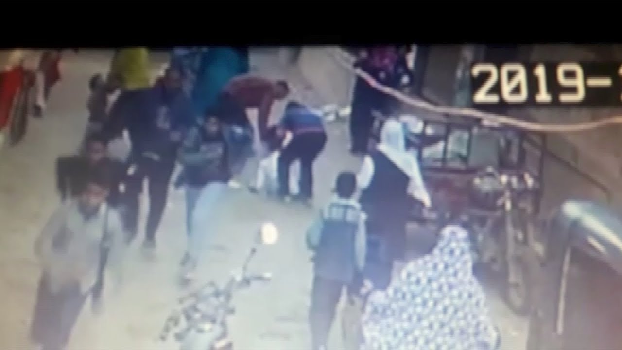   فيديو|| لحظة سقوط  «أنبوبة» على طفل أثناء سيره بالشارع  فى المنوفية