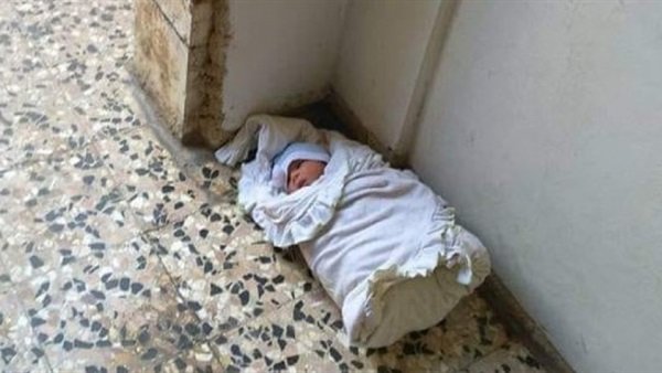   أهالى قرية الطوابية بأولاد عمرو بقنا يعثرون على طفل حديث الولادة بجوار مسجد الطوابية بقنا
