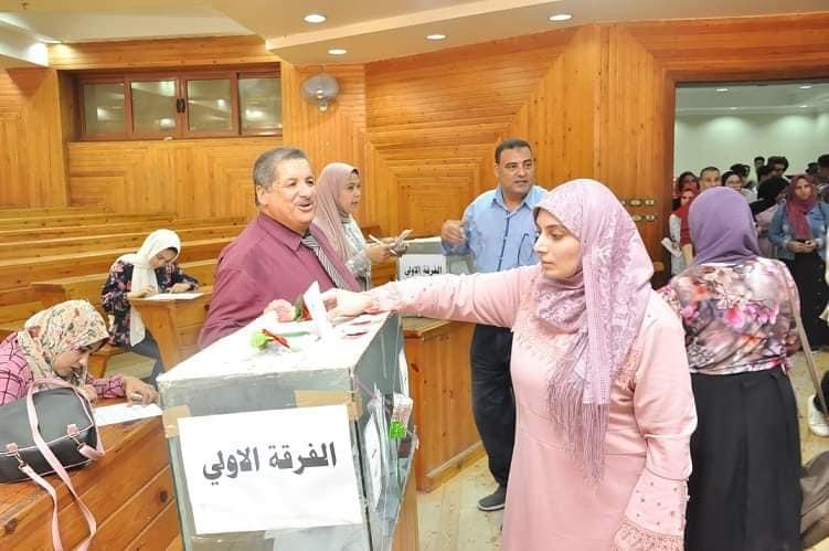   صور|| طلاب جامعة كفر الشيخ يواصلون التصويت في انتخابات الإتحادات