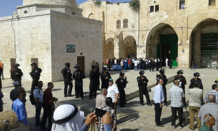   الإسرائيليون يقتحمون المسجد الأقصى فى حراسة الشرطة
