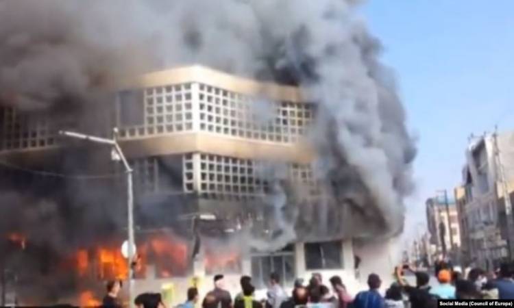   شاهد|| متظاهرو إيران  يشعلون النيران فى مبنى المصرف الوطنى