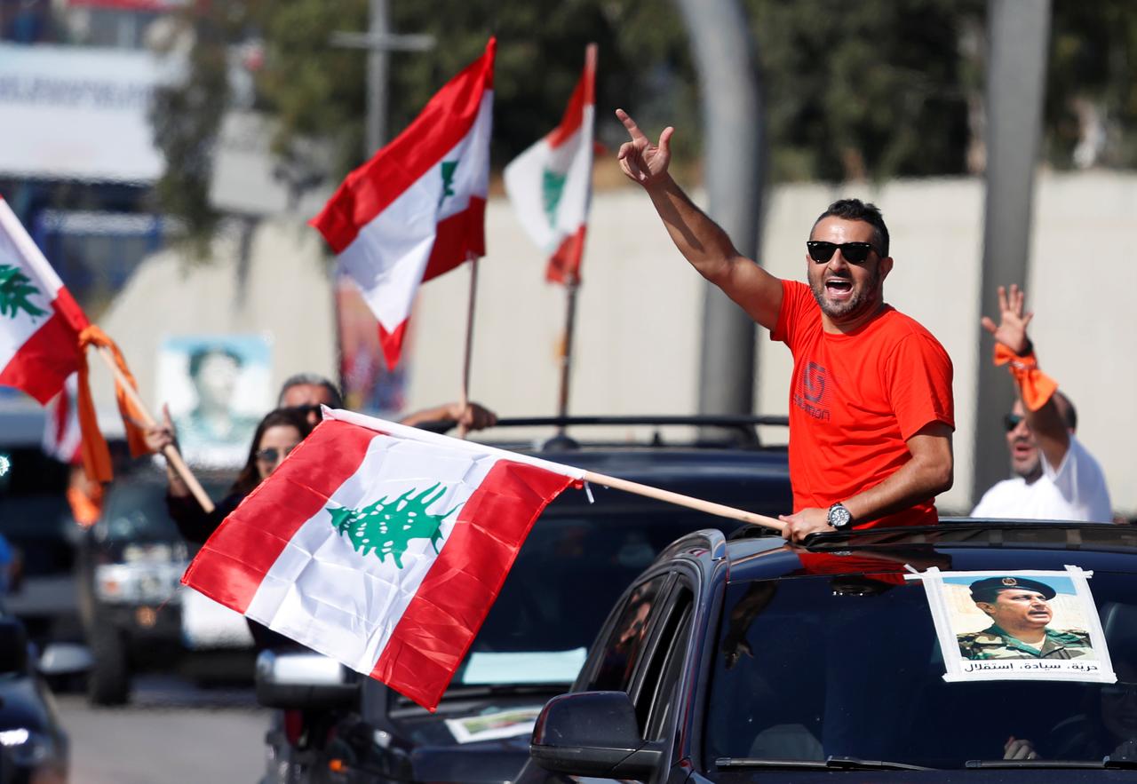   آلاف اللبنانيين يتظاهرون خارج قصر بعبدا دعما للرئيس عون