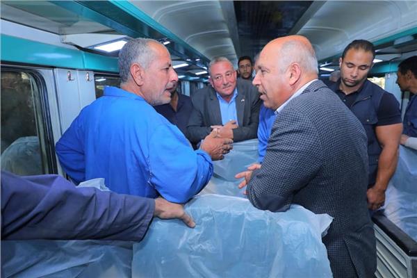   وزير النقل يتابع أعمال التطوير الشامل ٩٠ عربة قطار أسباني مكيفة (صور)