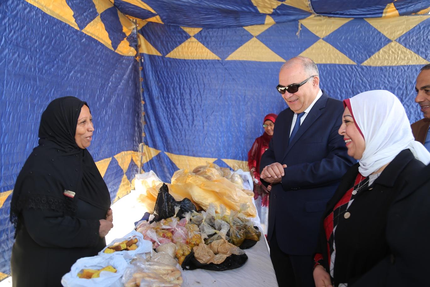   محافظ قنا يفتتح معرض للمنتجات الحرفية واليدوية بقنا