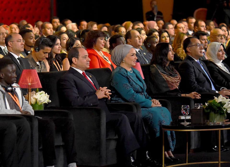   صور|| حضور الرئيس عبد الفتاح السيسى وقرينته فى الحفل الافتتاحى لمسرح شباب العالم