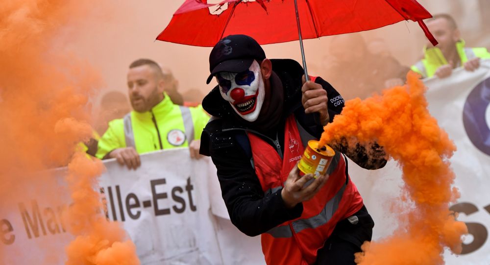   الجوكر يقود مظاهرات الفرنسيين ضد «إصلاح قانون التقاعد»