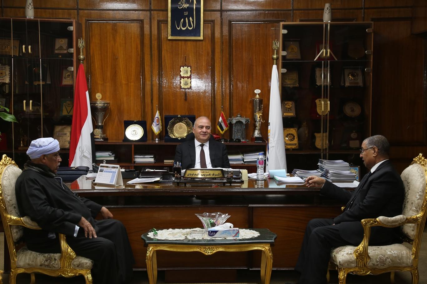   محافظ قنا يستعرض ملف الزراعة بالمحافظة
