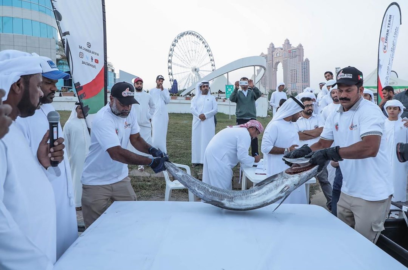   شاهد| بيع سمكة وزنها 36.41 كيلو في أبوظبي بسعر 125 ألف درهم