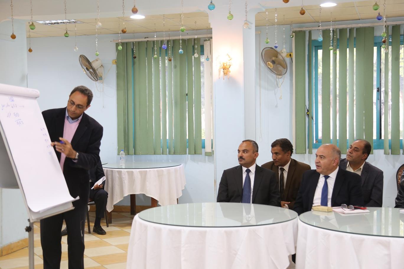 محافظ قنا يشارك في ورشة عمل ببرنامج التنمية المحلية