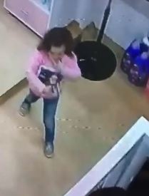   عصابة نسائية تستغل طفلة لسرقة محلات أدوات التجميل بالتجمع | شاهد