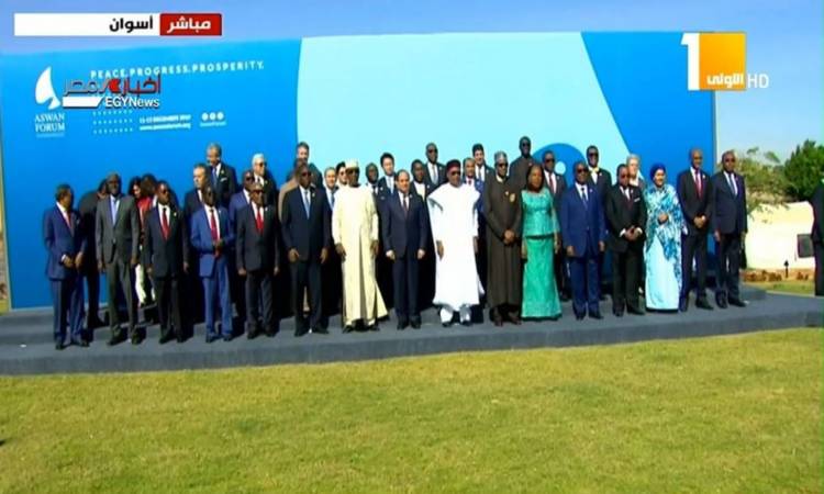   الرئيس السيسى يلتقط صورة تذكارية مع القادة الأفارقة قبل انطلاق منتدى أسوان للسلام والتنمية اليوم