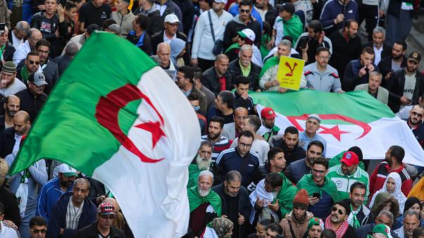   الجزائر تنتخب والحراك مستمر.. هل تضع الانتخابات حدا للأزمة السياسية في الشارع الجزائرى؟