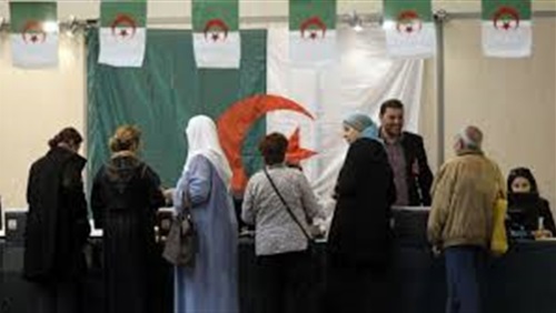   الجزائريون في الخارج يبدأون التصويت لإختيار رئيس جديد للبلاد