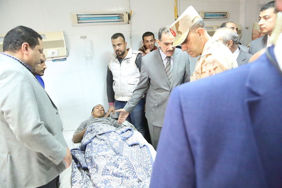   صور|| محافظ كفرالشيخ وقائد المنطقة الشمالية يطمئنان على الحالة الصحية للطالب سعد عبدالحميد 