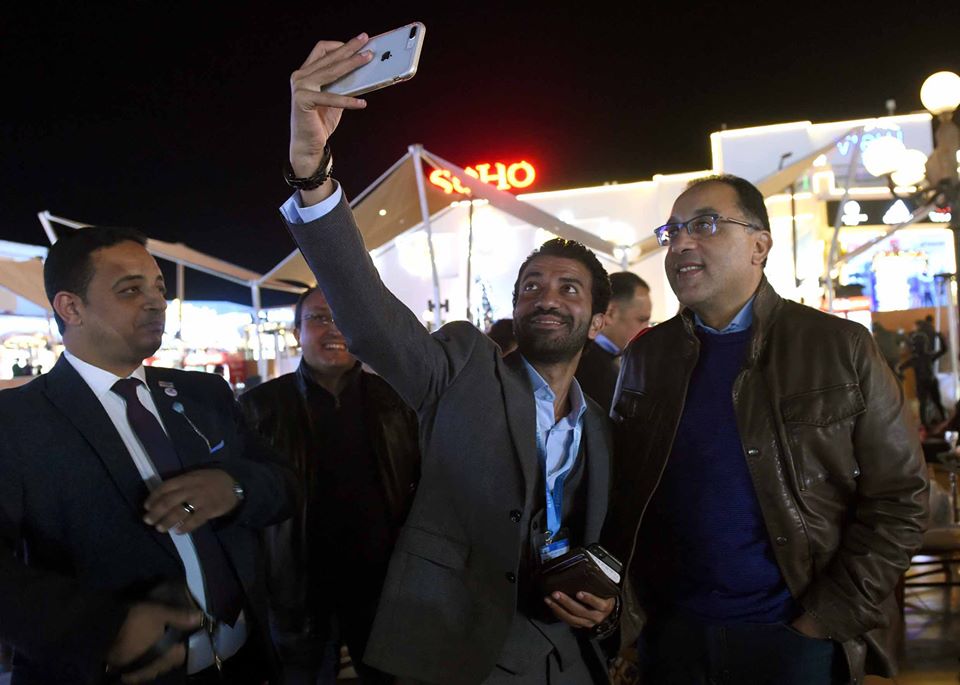  فيديو وصور||رئيس الوزراء وزوجته فى زيارة لـ«سوهو سكوير» بشرم الشيخ