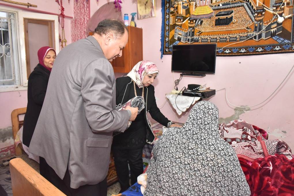   محافظ أسيوط يزور دار الرعاية الاجتماعية للرجال ودار السيدات المسنات لتوزيع  الكسوة الشتوية 