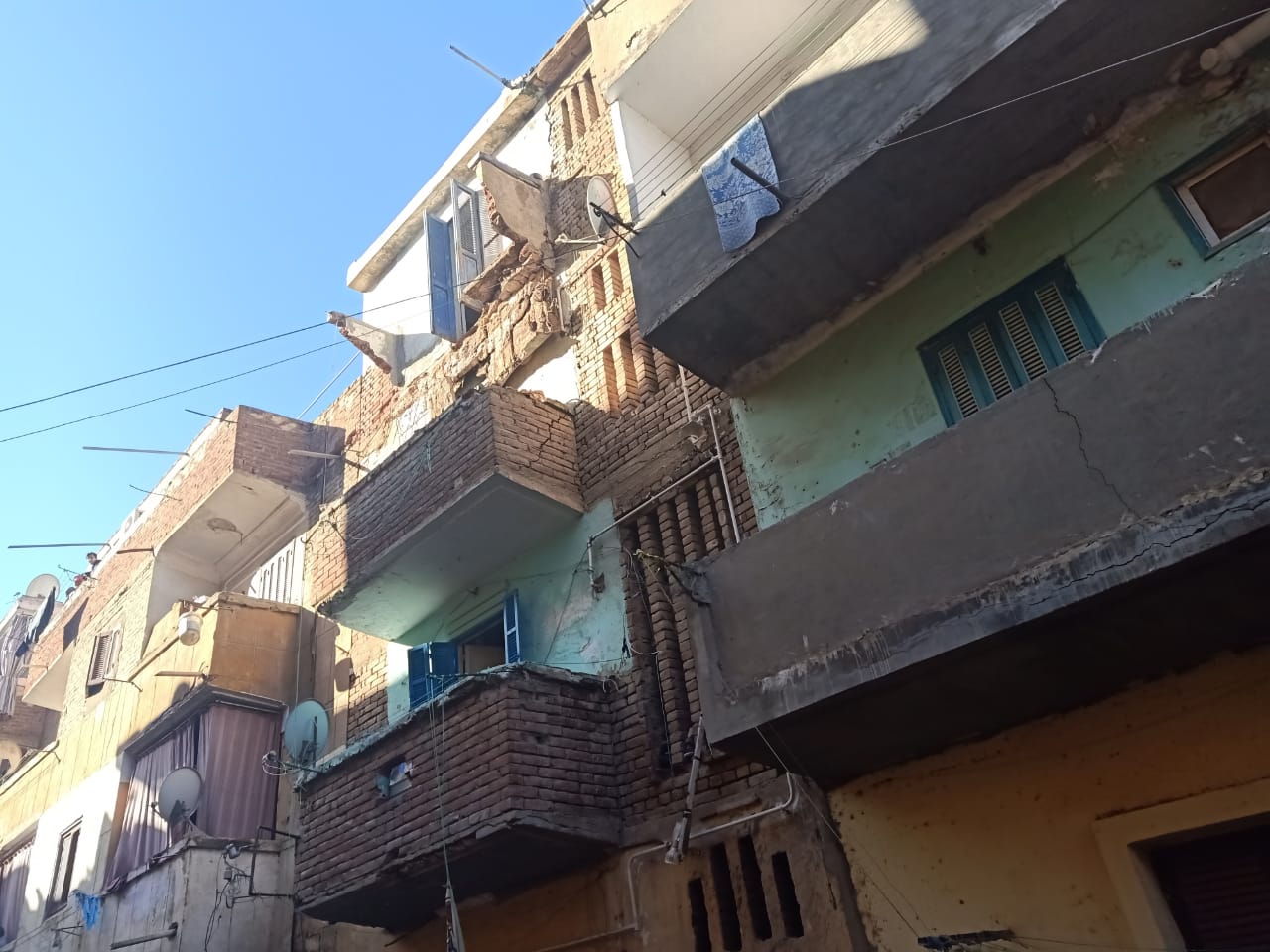   صور||محافظ كفرالشيخ إخلاء منزل مكون من 3 طوابق بحى غرب من السكان لإنهيار بلكونه 