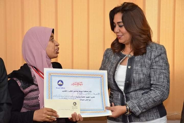 محافظ دميط تكرم فاطمة البربير بطلة العالم في رفع الأثقال للمكفوفين