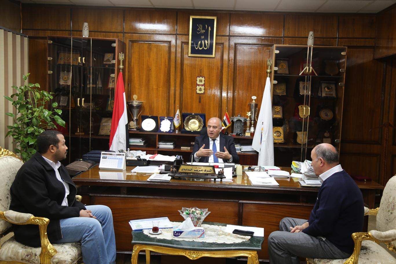 محافظ قنا يعقد اجتماع لبحث الموقف التنفيذي لبرنامج التنمية المحلية