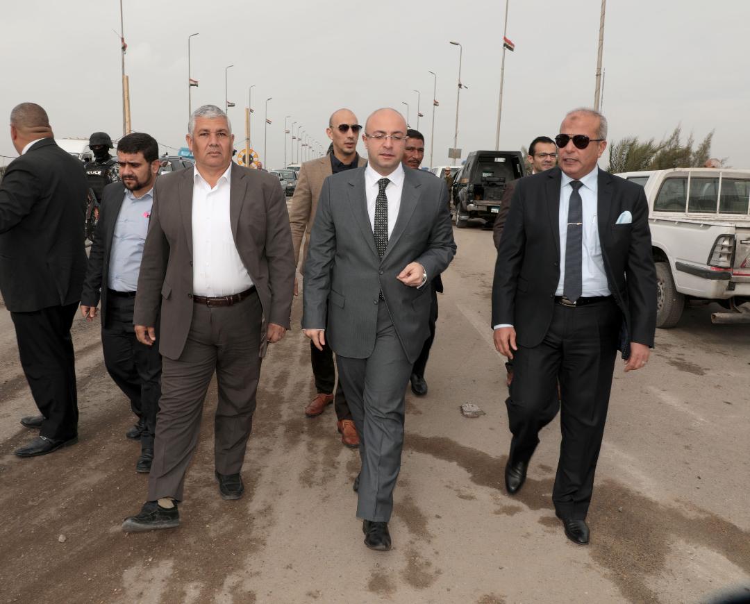   محافظة بني سويف ومدير الأمن يتابعان إجراءات تيسير الحركة المرورية بكوبري النيل