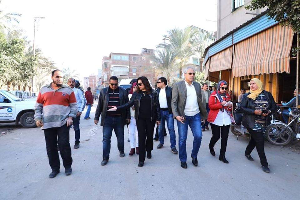   محافظ دمياط تتابع أعمال الرصف بعدد من شوارع قرية البصارطة