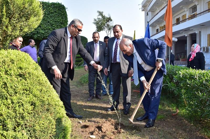   جامعة بني سويف تزرع 3200 شجرة مثمرة في إطار مبادرة هنجملها