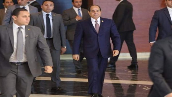   الرئيس السيسي وحرمه يصلان إلى مقر منتدى شباب العالم بشرم الشيخ