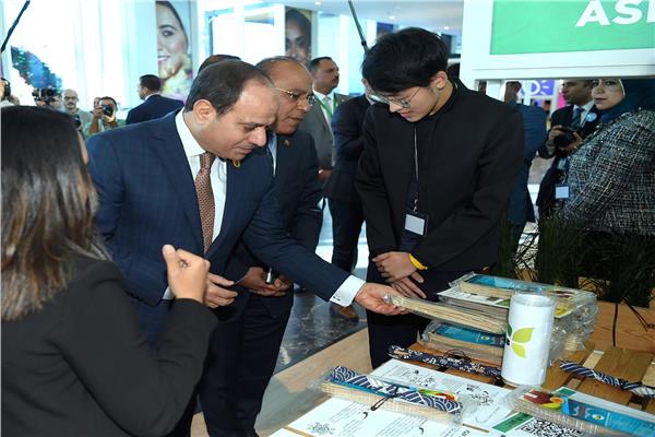   الرئيس السيسي يتفقد منصة المصري للفكر ومنطقة رواد الأعمال بمنتدى الشباب