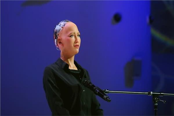   الروبوت صوفيا تتحدث للحضور خلال فعاليات منتدى شباب العالم بشرم الشيخ