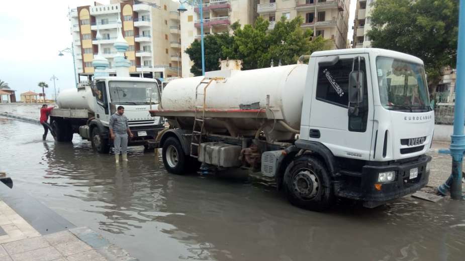   مجلس مدينة مرسى مطروح يزيل تجمعات مياه الأمطار بالشوارع والميادين