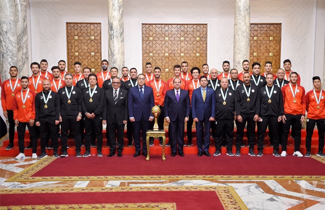   صور| الرئيس السيسي يستقبل مجموعة من الأبطال الرياضيين ويمنحهم وسام الرياضة
