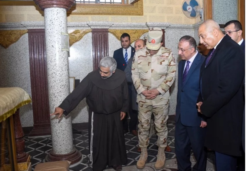   محافظ الإسكندرية وقائد المنطقة الشمالية يزوران «سانت كاترين» لتقديم التهئنة لطائفة اللاتين الكاثوليك