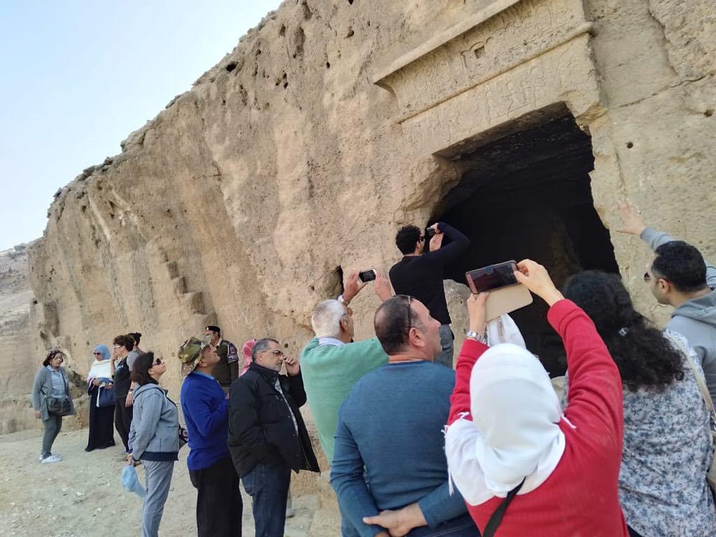   صور.. وفد أمريكي يزور معبد حتشبسوت وآثار بني حسن بالمنيا