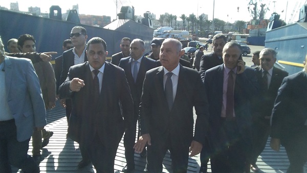   وزير النقل يستقبل الجرارات الأمريكية الجديدة بميناء الإسكندرية