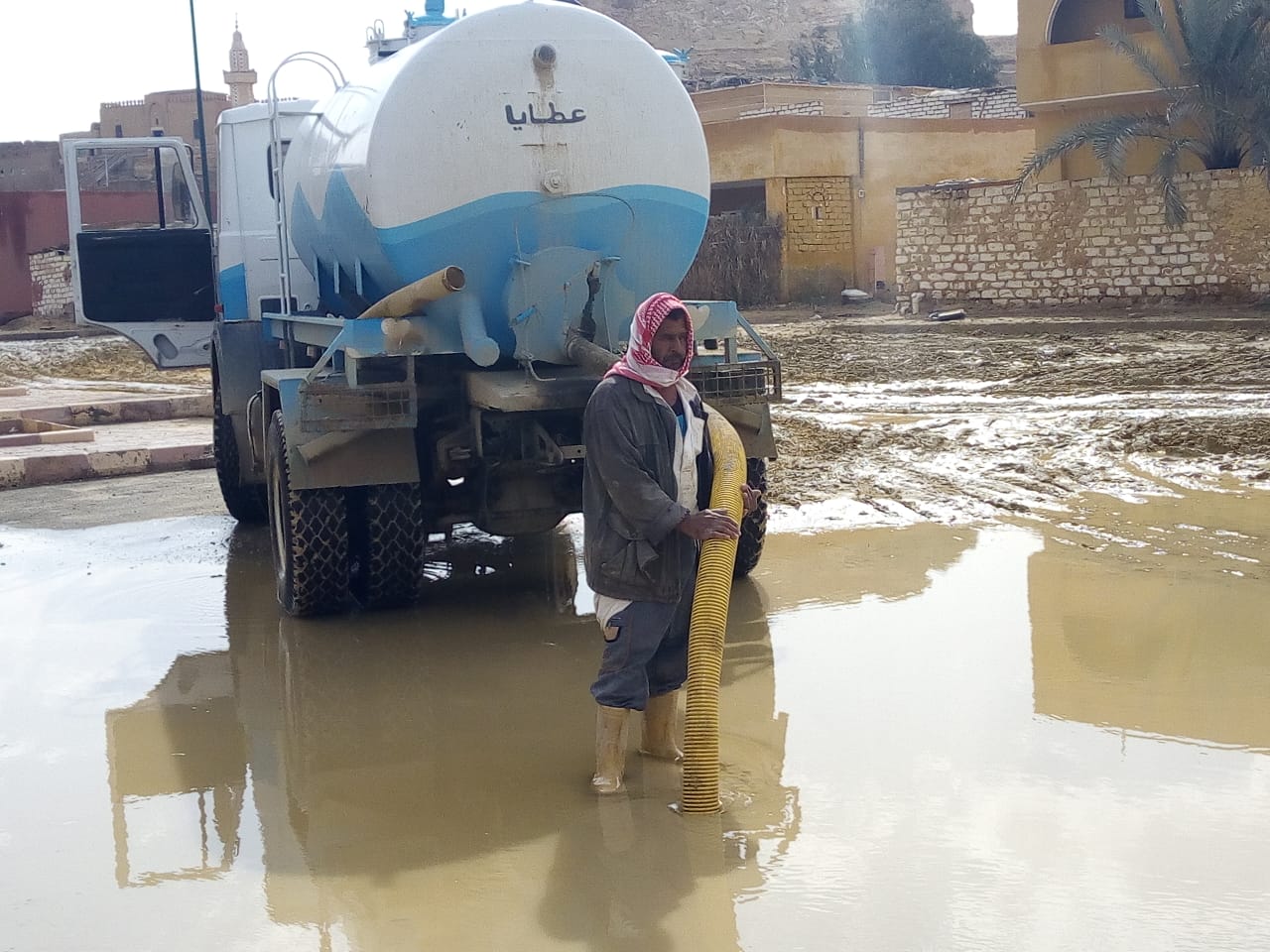   مجلس مدينة سيوة إزالة تراكمات مياه الأمطار