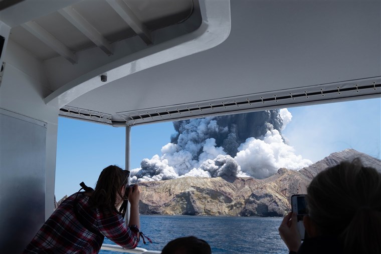   بركان نيوزيلندا يلتهم شخصين آخرين ليصل عدد ضحاياه إلى 20