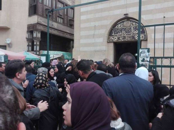   د. مايا مرسي رئيس المجلس القومى للمرأة تفقد الوعي في جنازة نجلها