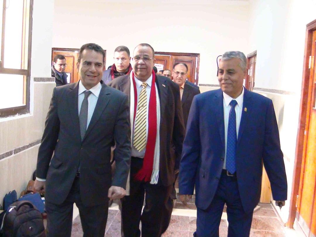 رئيس جامعة جنوب الوادى يتفقد امتحانات كليتى الطب والآداب
