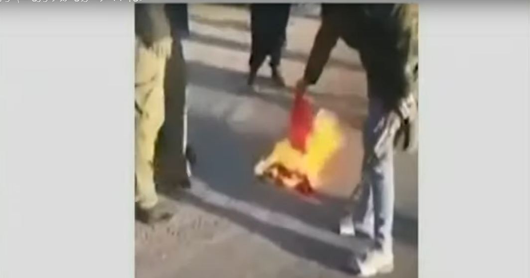   شاهد|| الشباب الليبي يحرق علم تركيا ويدهسون عليه بالحذاء