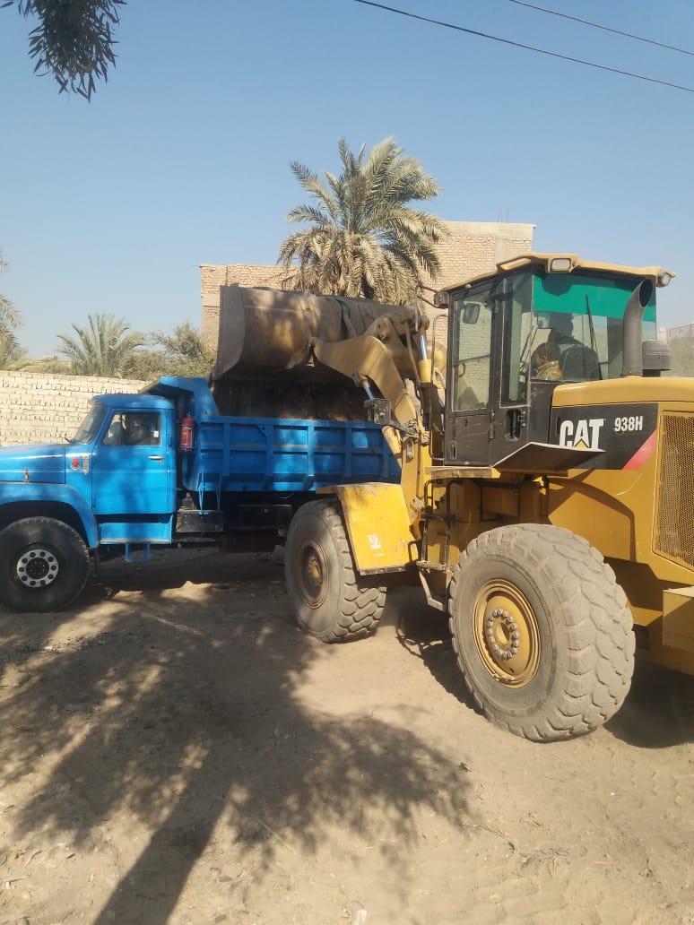   محافظ قنا يأمر برفع ٢٠ طن قمامة ومخلفات فى طريق قرية القارة بمدينة ابوتشت