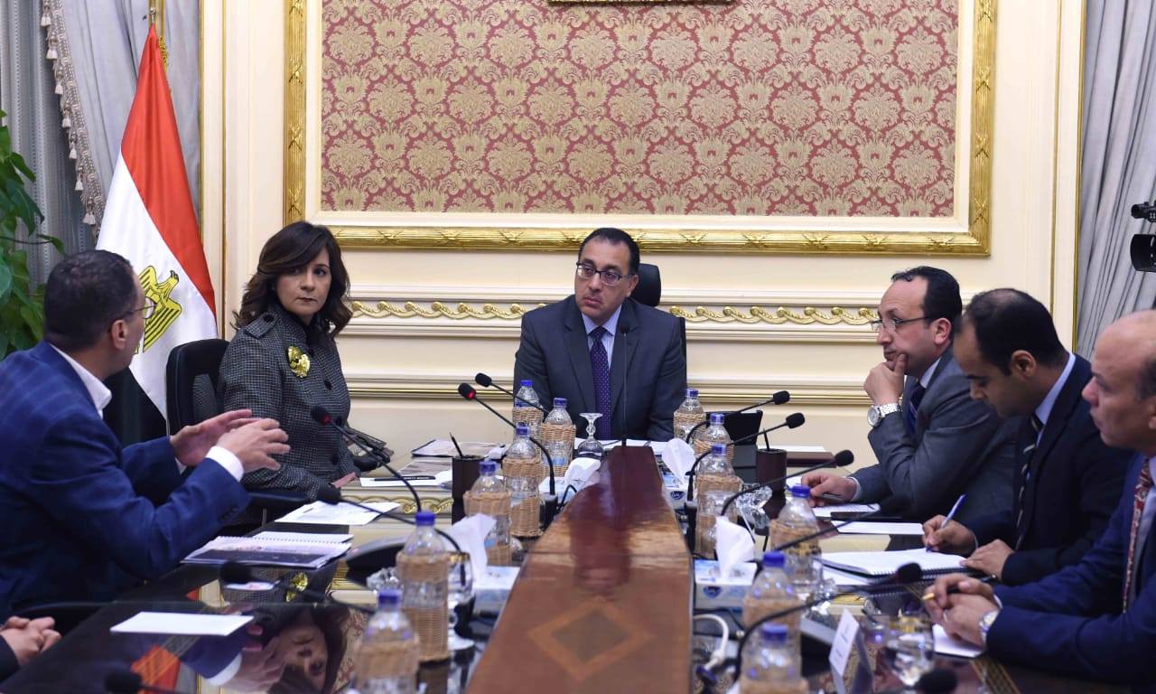   رئيس الوزراء يلتقي وزيرة الهجرة وأعضاء مبادرة «تواصل» لبحث إقامة مدينة طبية عالمية على أرض مصر