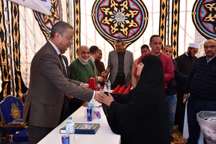 محافظ الفيوم يوجه بتنفيذ برامج لتمكين المرأة بالمنازل التي تم تأهيلها