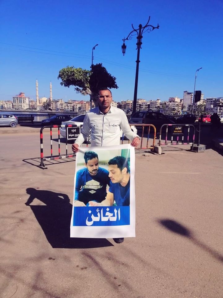   أهالي دمياط يرفضون دعاوى الفوضى ويرفعون صور الخائن الهارب محمد علي في الميادين والشوارع