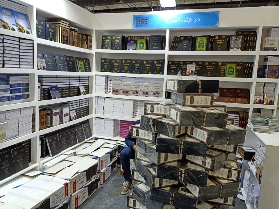   إقبال كبير على جناح دار الإفتاء بمعرض القاهرة الدولي للكتاب