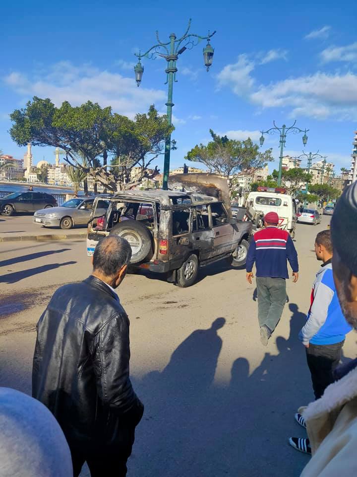   مطافىء دمياط تسيطر على حريق سيارة ملاكي أمام بنك مصر