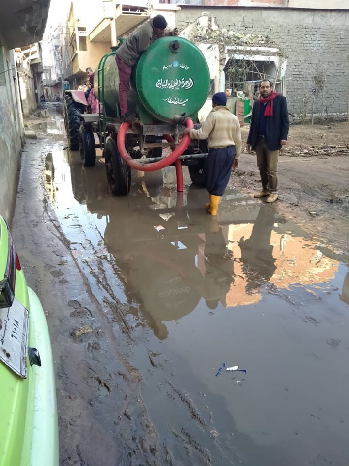   استمرار شفط تجمعات مياه الأمطار بقرية البساتين مركز كفر البطيخ بدمياط