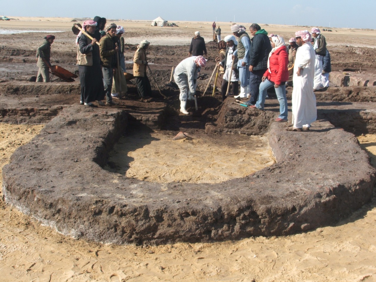   بدء أعمال حفائر الإنقاذ لموقع أثري مكتشف حديثا بمنطقة آثار شمال سيناء