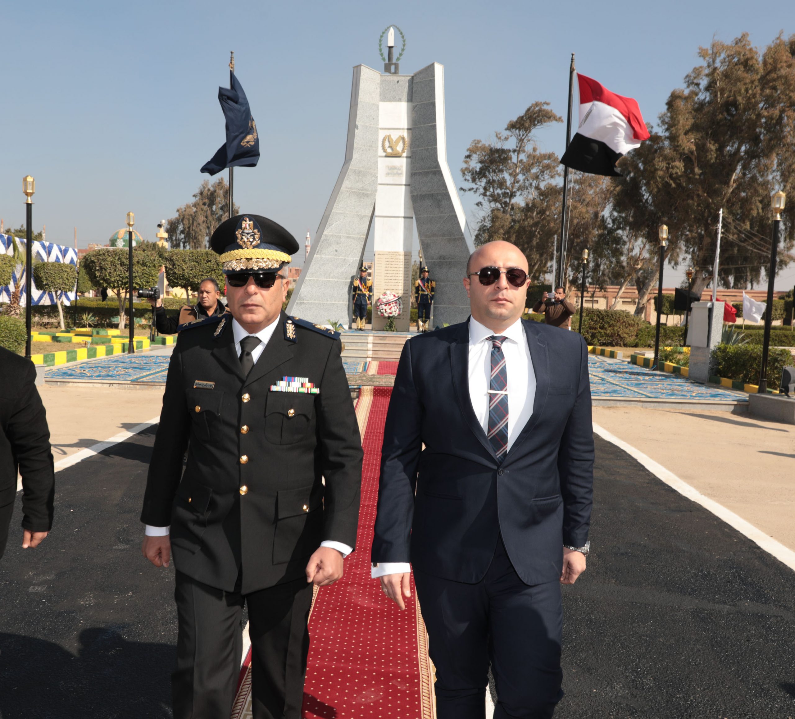   محافظ بني سويف ومدير الأمن يضعان أكاليل الزهور على النصب التذكاري لشهداء الشرطة