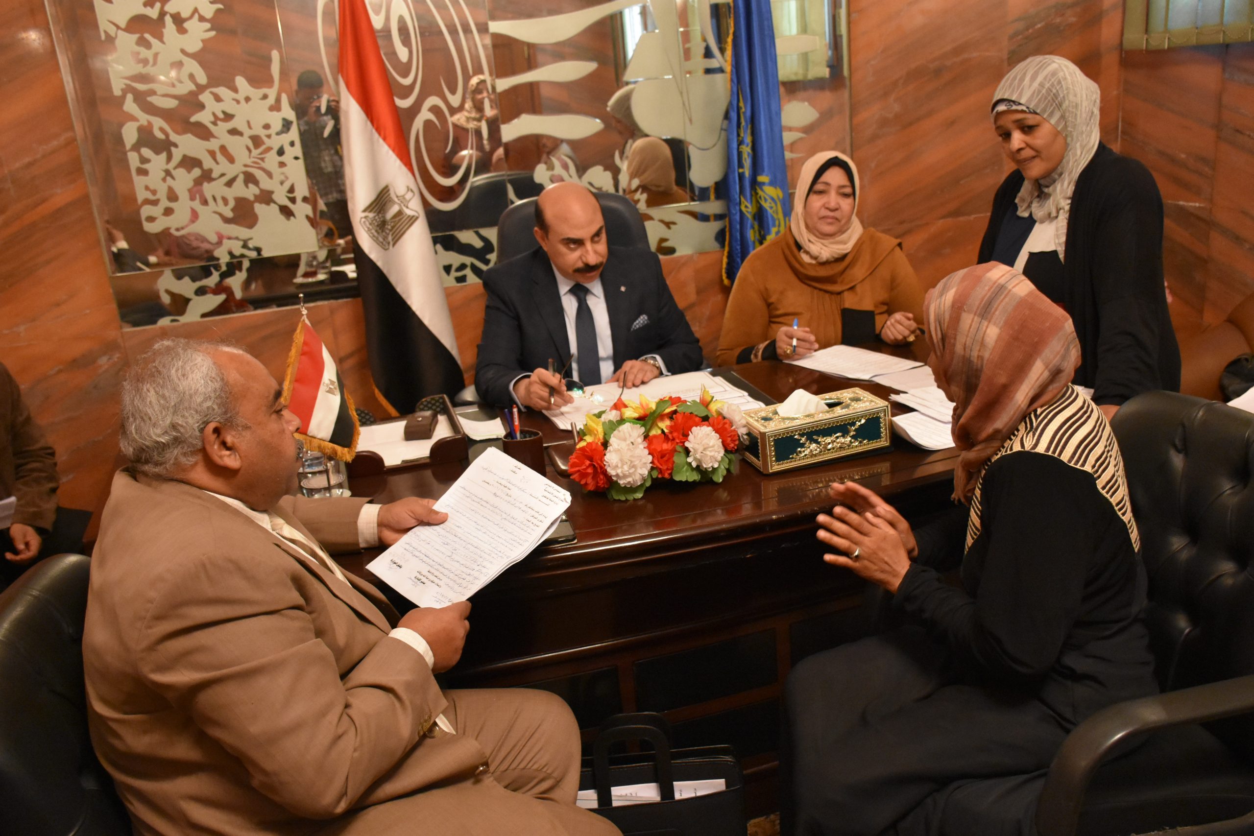    محافظ أسوان يستمع لمطالب وشكوى 40 مواطناً